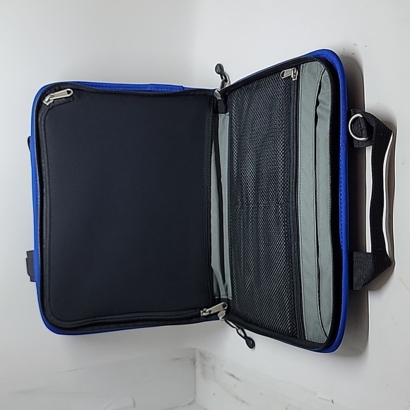 Rei Blue IPad or Tablet Carry Case - Picture 5 of 14